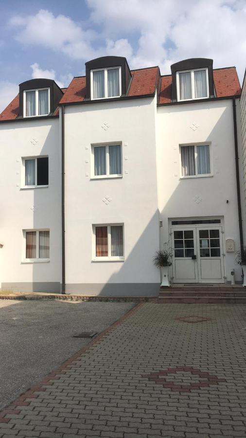 Pension Claudia Voesendorf Exterior photo